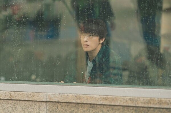 구교환, '만약에 우리'로 멜로 연기 도전, 장르 불문 존재감 입증 - 뉴스 썸네일 이미지