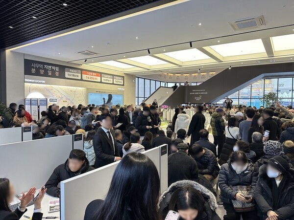 사우역 지엔하임’ 견본주택에서 모형도 관람 및 상담 중인 방문객들의 모습. [사진=문장건설]