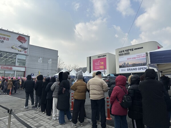 '사우역 지엔하임' 견본주택 입장을 위해 줄을 선 방문객들의 모습. [사진=문장건설]