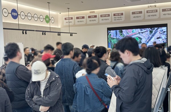 의정부역 센트럴 아이파크 견본주택을 찾은 방문객들