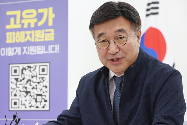 윤호중 장관, 지원금 2차 지급 현장 점검 나서
