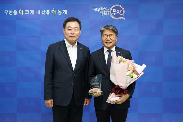 무안군, 전남개발공사에 감사패 수여...남악신도시 성공 추진 - 뉴스 썸네일 이미지