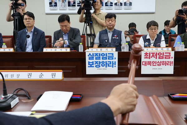 <b>최저임금 협상 진통</b> 여전...노동계 "인상 내수 회복" vs 경영계 "감당 어...