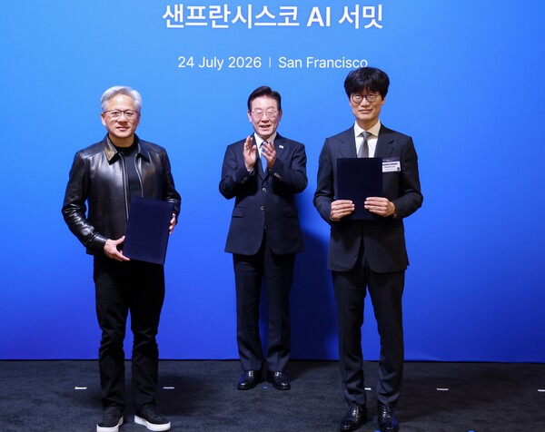 이해진 네이버 이사회 의장과 젠슨 황 엔비디아 최고경영자가 24일(현지시간) 이재명 대통령이 임석한 가운데 미국 샌프란시스코 더 미드웨이에서 열린 AI 서밋에서 글로벌 AI 팩토리 구축을 위해 지분 투자 유치에 관한 전략적 투자협약을 체결한 뒤 기념촬영을 하고 있다. [사진=연합]