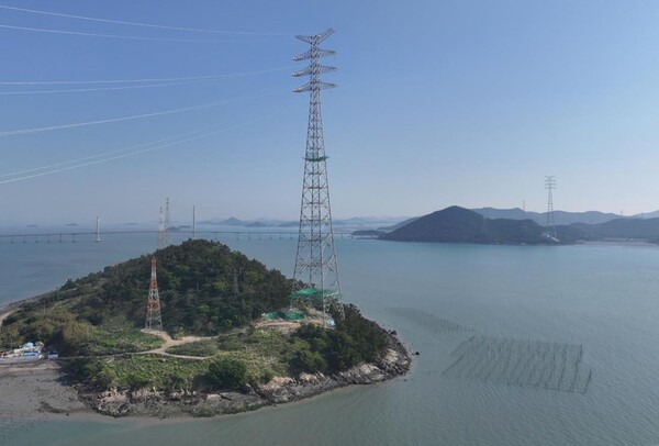 전남 무안군에서 신안군까지 이어지는 54㎞의 154kV(킬로볼트) 송전망. [사진=기후에너지부]